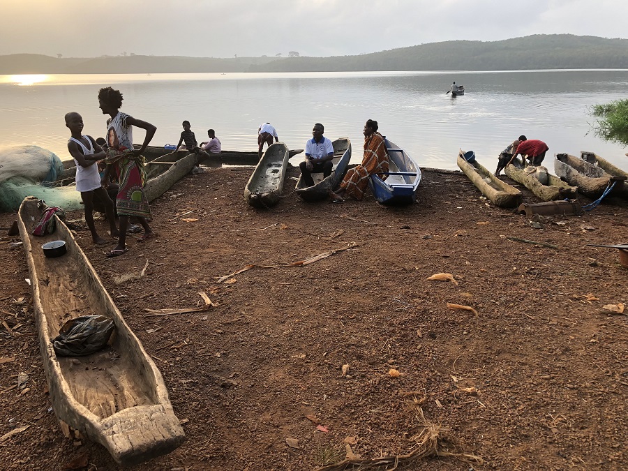Elfenbenskusten båtar och folk